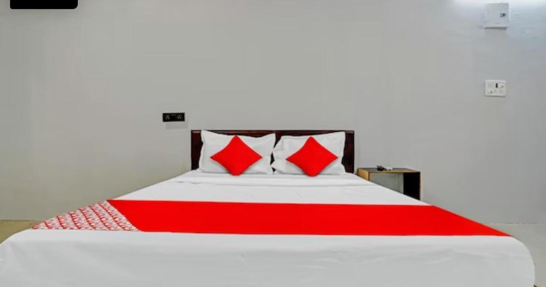 Hotel Welcome, Vip Road Vesu Сурат Екстер'єр фото