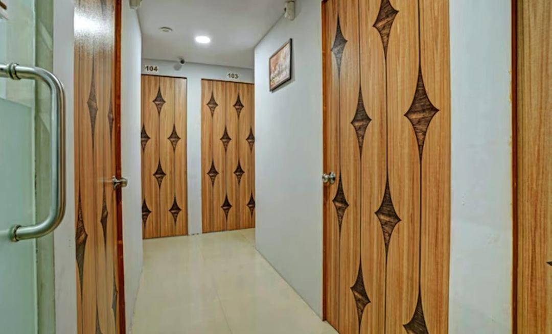 Hotel Welcome, Vip Road Vesu Сурат Екстер'єр фото